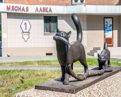 В Абакане установили памятник котам, ворующим сосиски