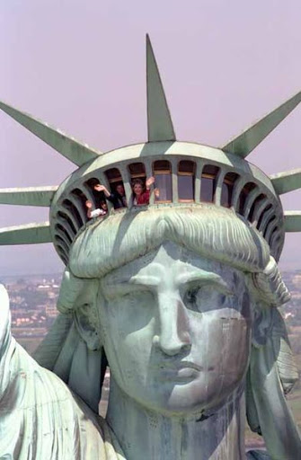Какую книгу держит американская статуя Свободы?
