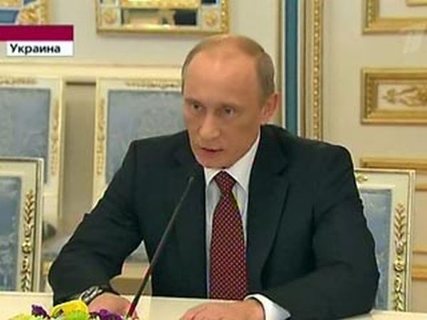 Кто поставил Путину синяк?