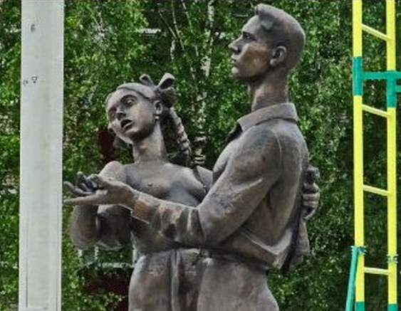 Жителей Сергиева Посада шокировал "порнографический" памятник выпускникам 1941 года
