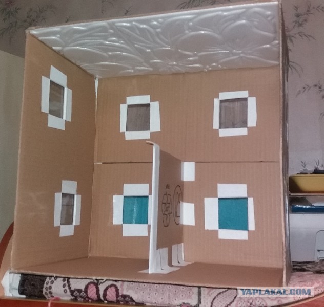 Дом для игры из простой коробки и подручных материалов