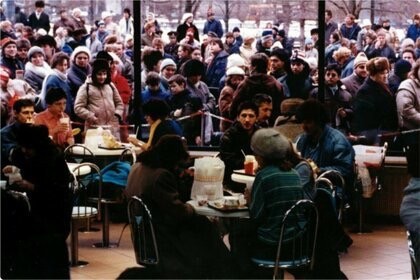Как в СССР открыли первый McDonald’s: люди не понимали, что едят и почему им улыбаются