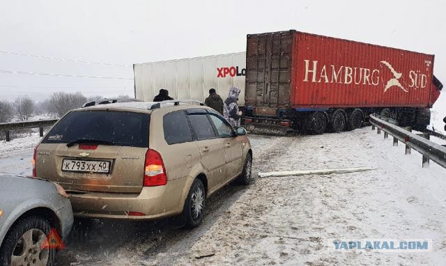 Страшное ДТП произошло на Киевской трассе в Калужской области, там столкнулись две фуры и легковушка