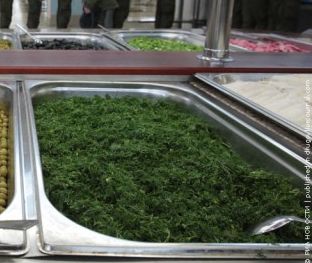 «Шведский стол» в солдатской столовой