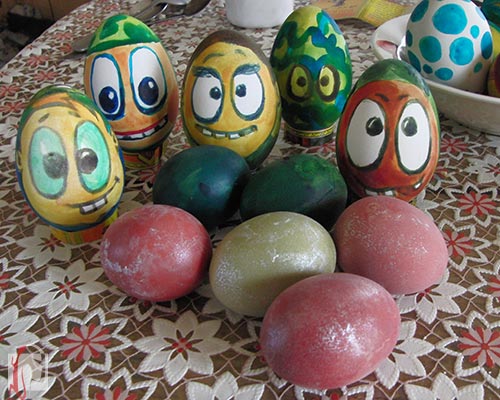 Коричневые и белые яйца