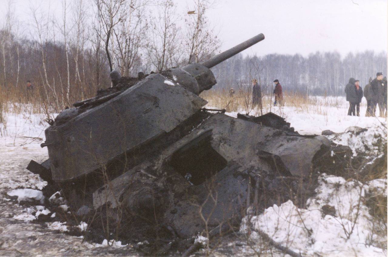 Танк т-34 на чёрном озере Косино