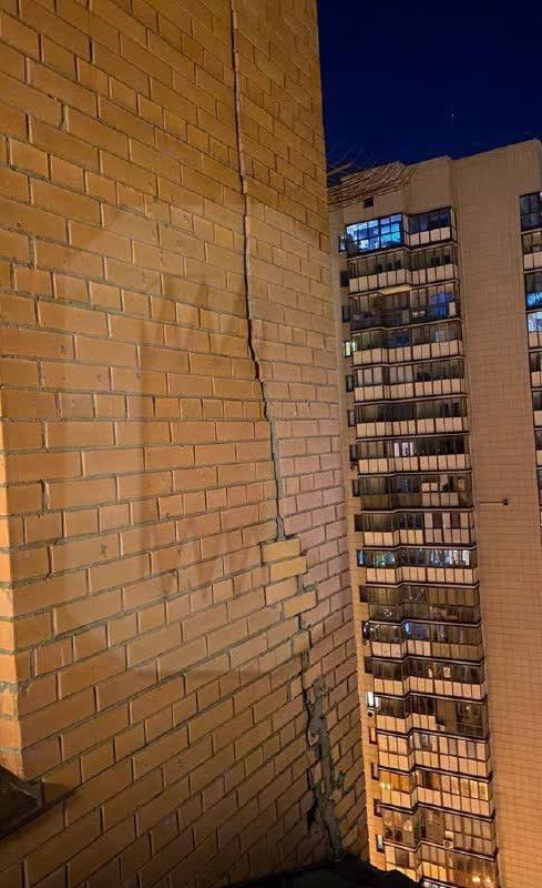 На востоке Москвы многоэтажный дом треснул с 1 по 9 этажи