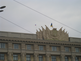 Харьков. Бандеровцы вывесили белый флаг