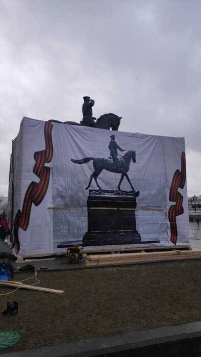 В Москве убирают памятник маршалу Жукову перед Историческим музеем