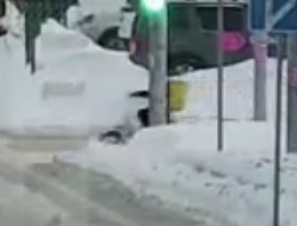 Жуткое видео: камеры засняли, как таксист насмерть сбил курьера в центре Екатеринбурга