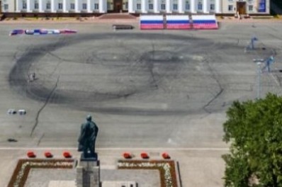 В Ревде уже шестой час пытаются разломать памятник Ленину.