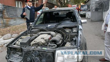 Полицейские закрыли своей машиной