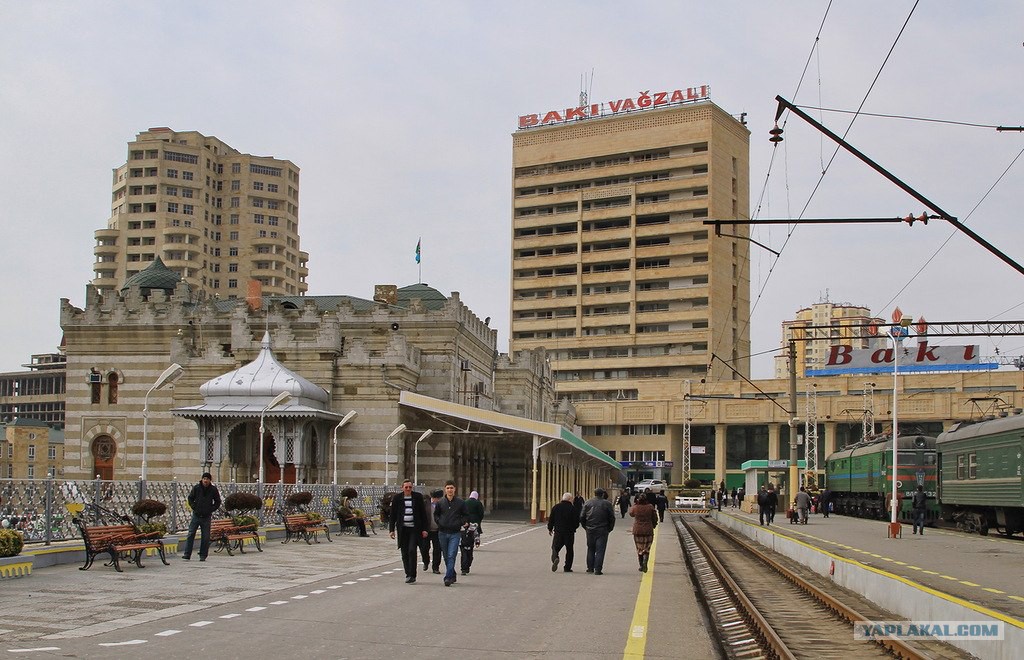 Станция азербайджана. ЖД вокзал Баку. Станция Монтино Баку. Проспект Азадлыг Баку Железнодорожный вокзал. Баку ЖД вокзал в СССР.