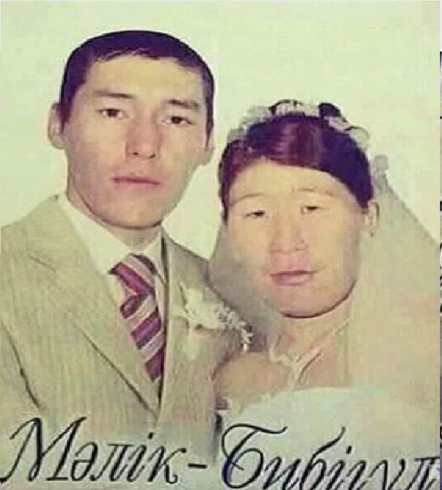 Чьё-то недовольное лицо, которое на кого-то смотрит. Замужем статус прикол. А шо так? а шо не так. Ты говорят замуж вышла и кого ты осчимливила. Замуж высказывания.