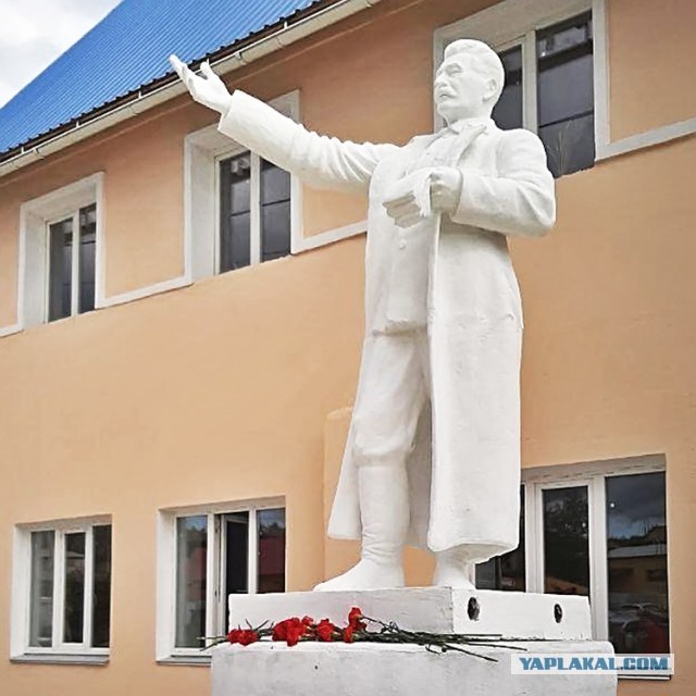 После 60-ти лет забвения В Кусе вернули на постамент памятник Сталину