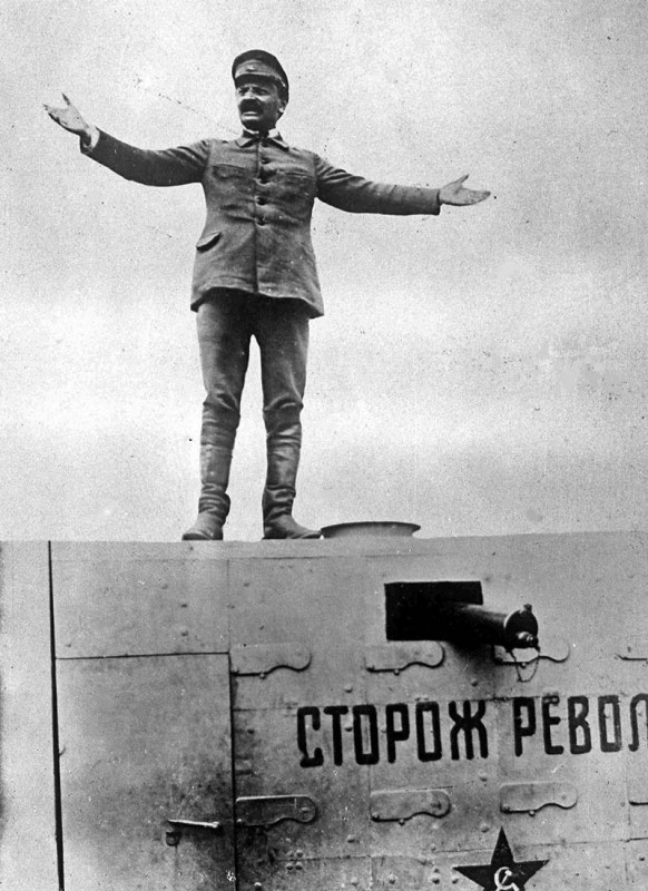 «Да… комкор. Силён ты на поле боя, а вот в закулисных играх совершенно беспомощен»
