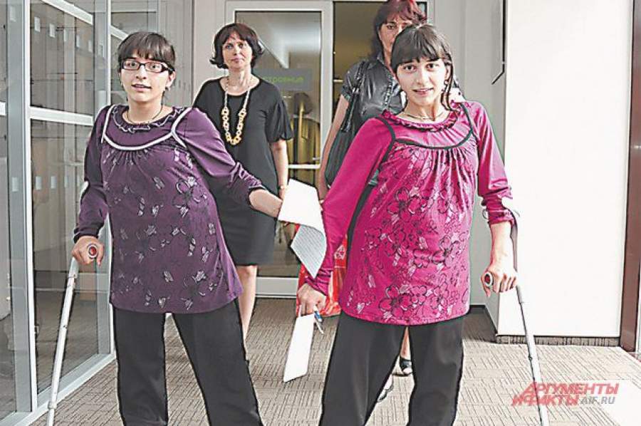 Гита резахановы сейчас 2020. Сколько сейчас лет зите и гите. Зита резаханова. Сколько сейчас лет зите и гите. Сиамские близнецы зита и гита резахановы.