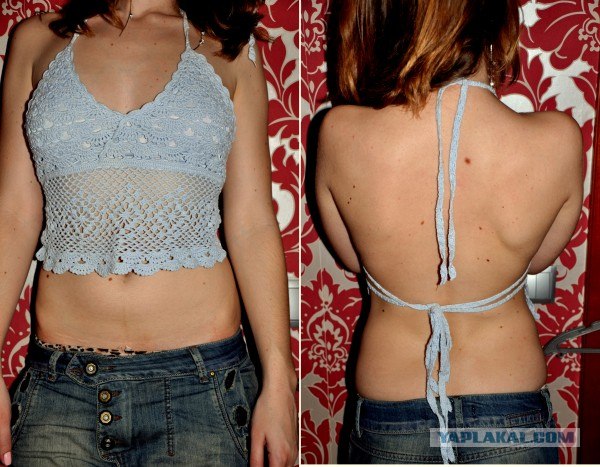 Девушка продает платье