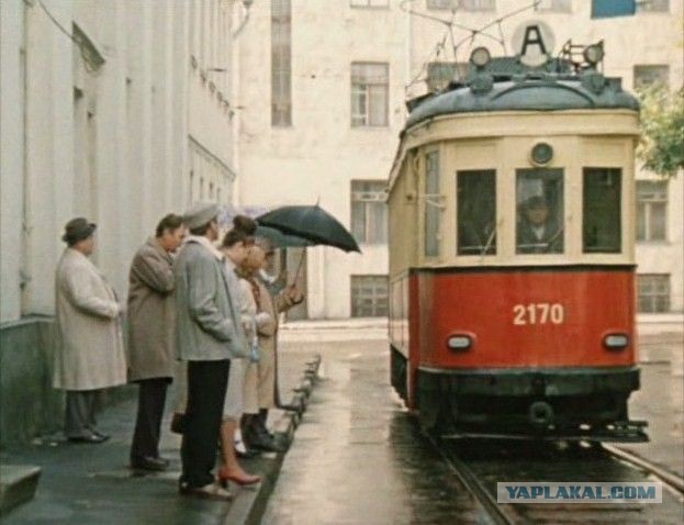 Одни и те же костюмы и предметы, которые появлялись в разных фильмах