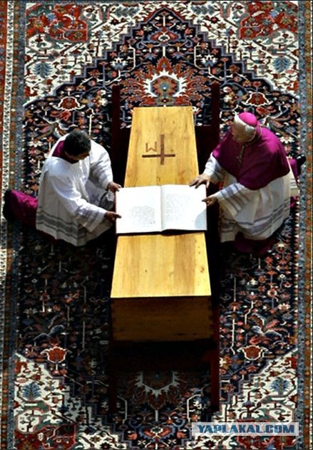 У гроба Папы Иоанна Павла II