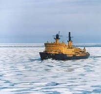 Провалившийся под лед внедорожник вмерз в воду