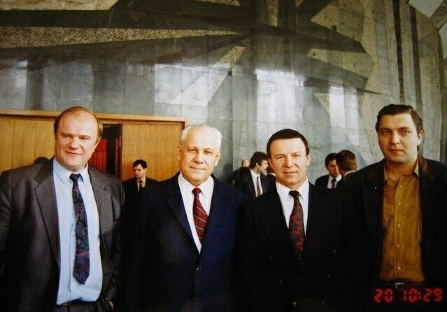 Интересные фото 90-х: Якубович и ОПГ, Моисеев и косметика, Зверев за работой, Горшенев, Бутусов, Кинчев и другие