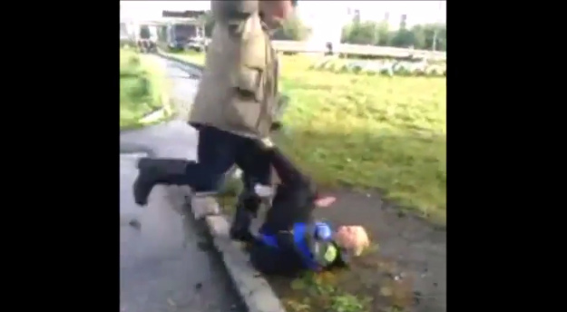 В Питере водитель автобуса набросился на подростка из-за неприличного жеста