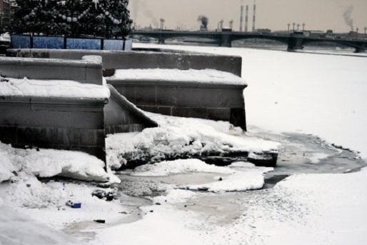 Неубранный снег и сосульки в Питере