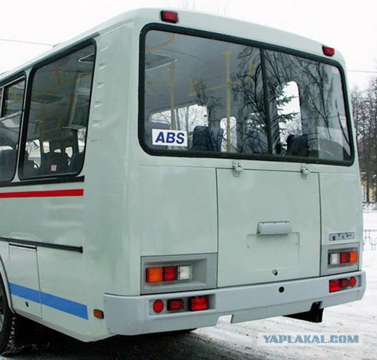 Зачем нужен знак "шипы" на автомобиле?