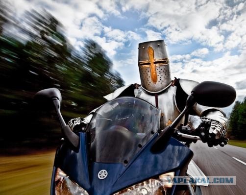 Мотоциклист помогает упавшему пожилому