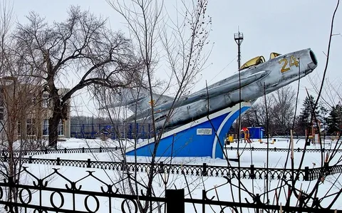 В западных соцсетях завирусился кадр с гигантской ракетой прямо во дворе — речь о памятнике «Союз-У» в Байконуре