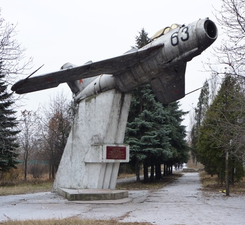 Самолет во дворе