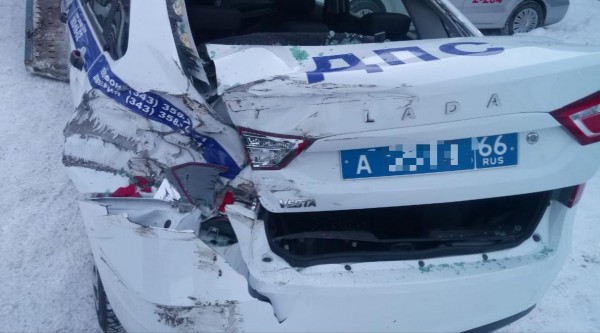 В Екатеринбурге Инспектор ДПС чудом не попал под фуру