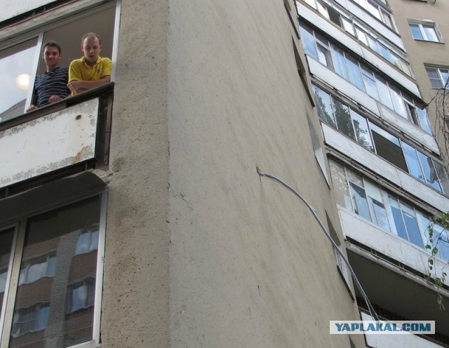 Пол протереть и покрывало в стирку кинуть