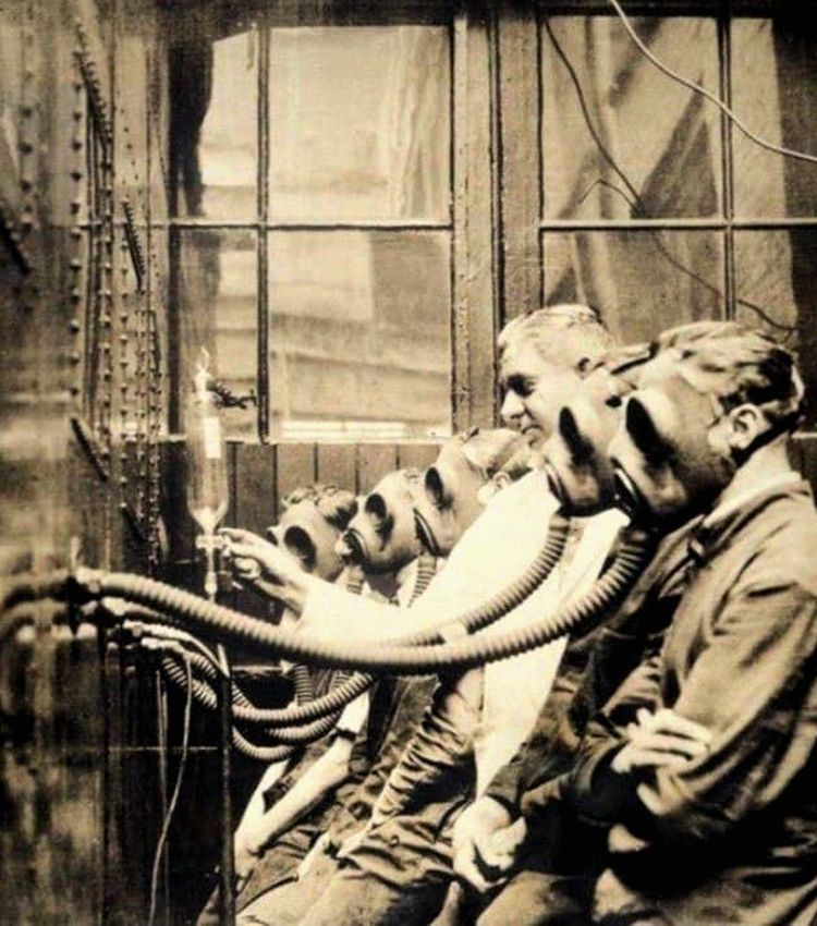 Самый гигантский хот дог в мире. Самые большие рекорды гиннеса. Венгрия будапешт памятники. 3500 зубочисток в бороде. Альберт эйнштейн фото.