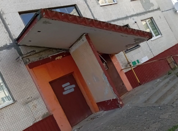 Общий козырёк подъезда в частный балкон решил превратить житель Советского района