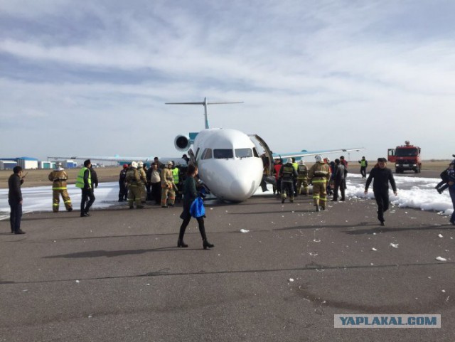 Самолет аварийно приземлился без переднего шасси в аэропорту Астаны