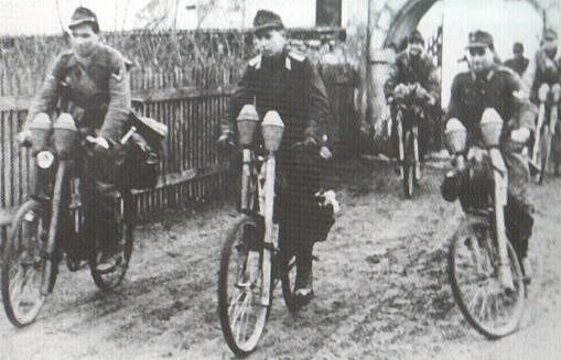 Злые Иваны поймали юного немца. 1945 г.