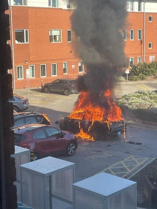 В британском Ливерпуле водитель такси запер предполагаемого террориста в автомобиле перед тем, как взорвалась бомба