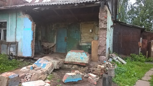 У последнего жителя пятиэтажки в Одинцово, стоящей посреди нового ЖК, наступили настоящие серые будни
