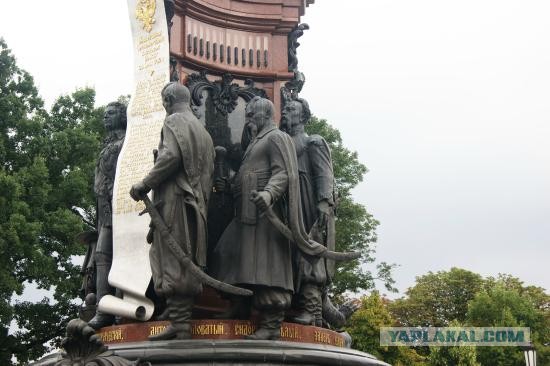 В Одессе прошла акция с требованием снести памятник Екатерине II