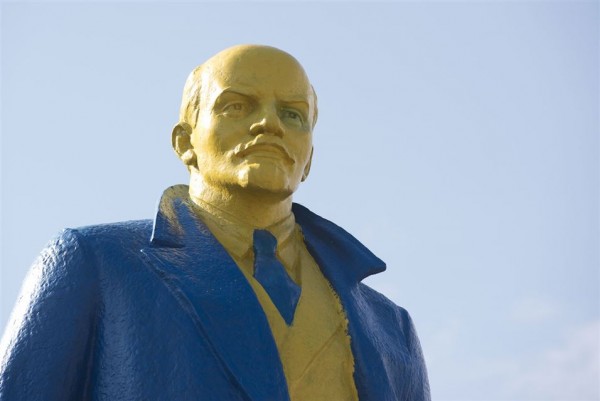В Пензе решили «воздать должное вождю» и покрасили Ленина в золотой