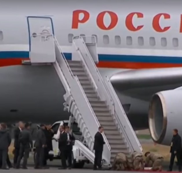 Путин вылетел на Аляску, пишет Bloomberg