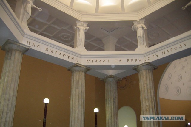 В Москве на станции Арбатской выглянул Сталин из под обвалившейся штукатурки