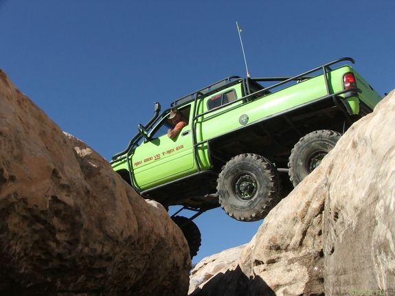 Скалы, болота,равнины - все равно: Dodge Ram T-rex