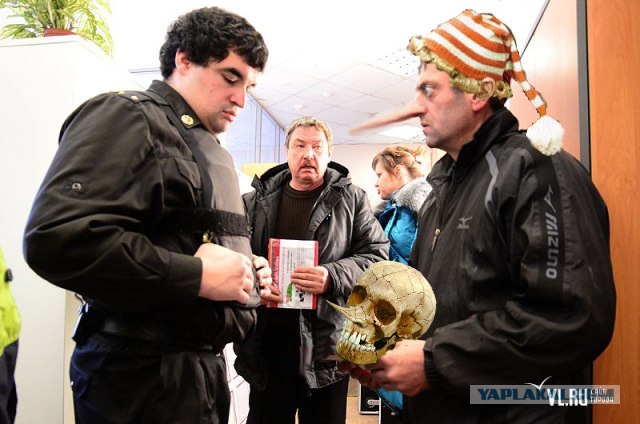 Фотожаба: Приставы и страховщики.