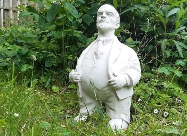 Памятник Сталину. Алёнка залипает