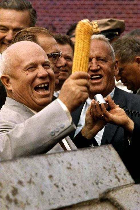 33 года назад в этот день в эфир MTV ворвались два отбитых на всю голову персонажа - Бивис и Баттхед