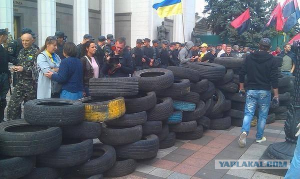У Верховной рады в Киеве начались столкновения: