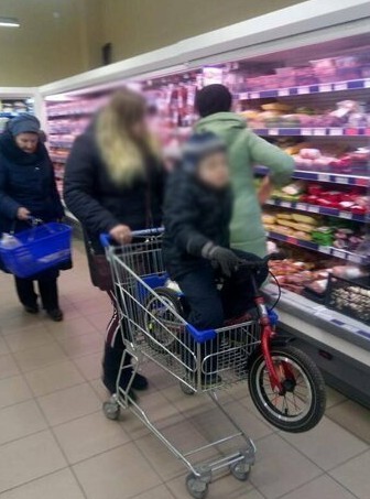 Можно ли возить детей в продуктовых тележках?